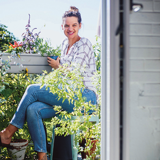 Gartenfräulein auf dem bepflanzten Balkon