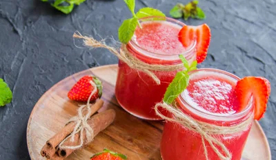 Erdbeersmoothies in Gläsern
