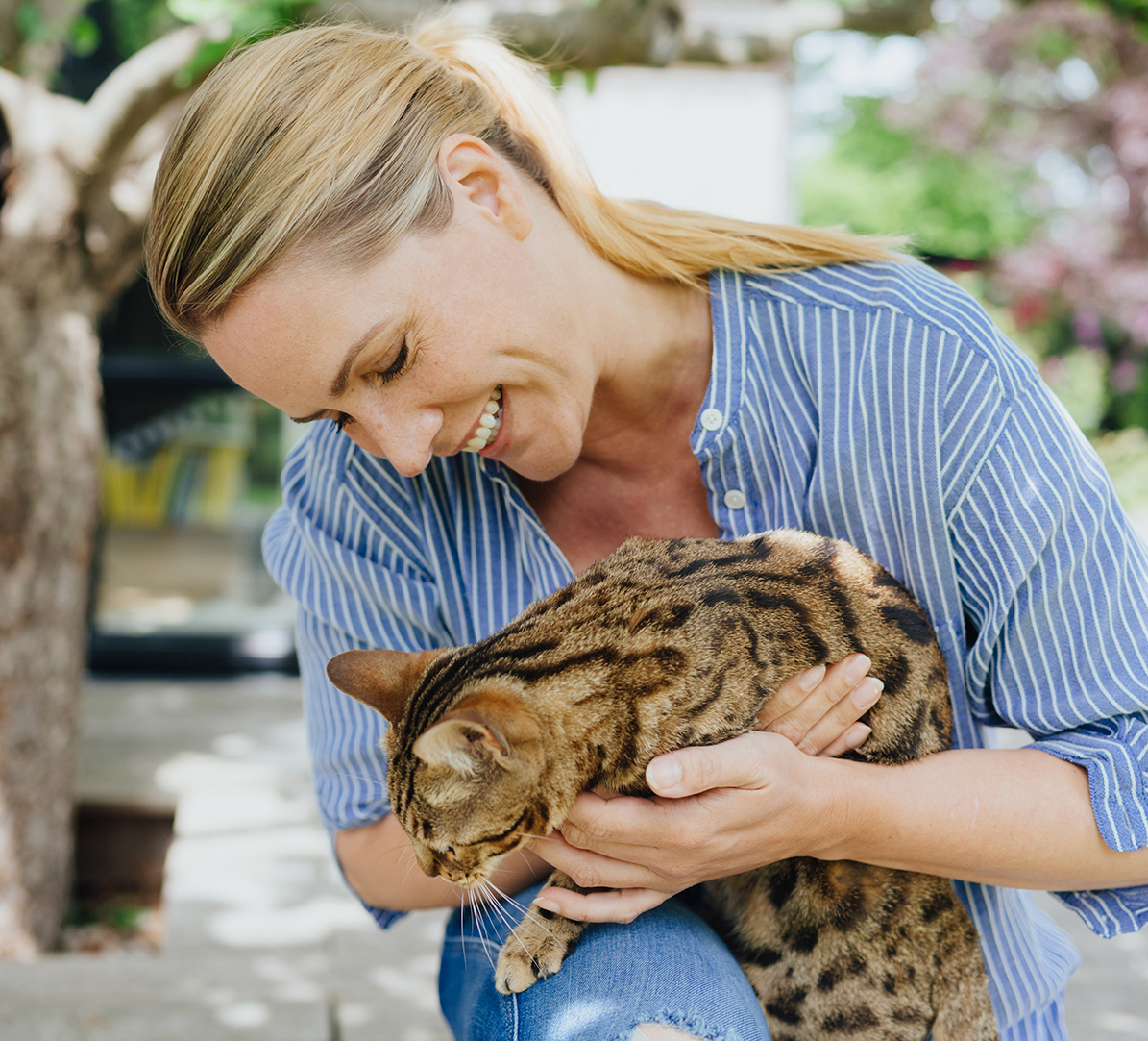 Judith Rakers hält eine Katze auf dem Arm und lächelt