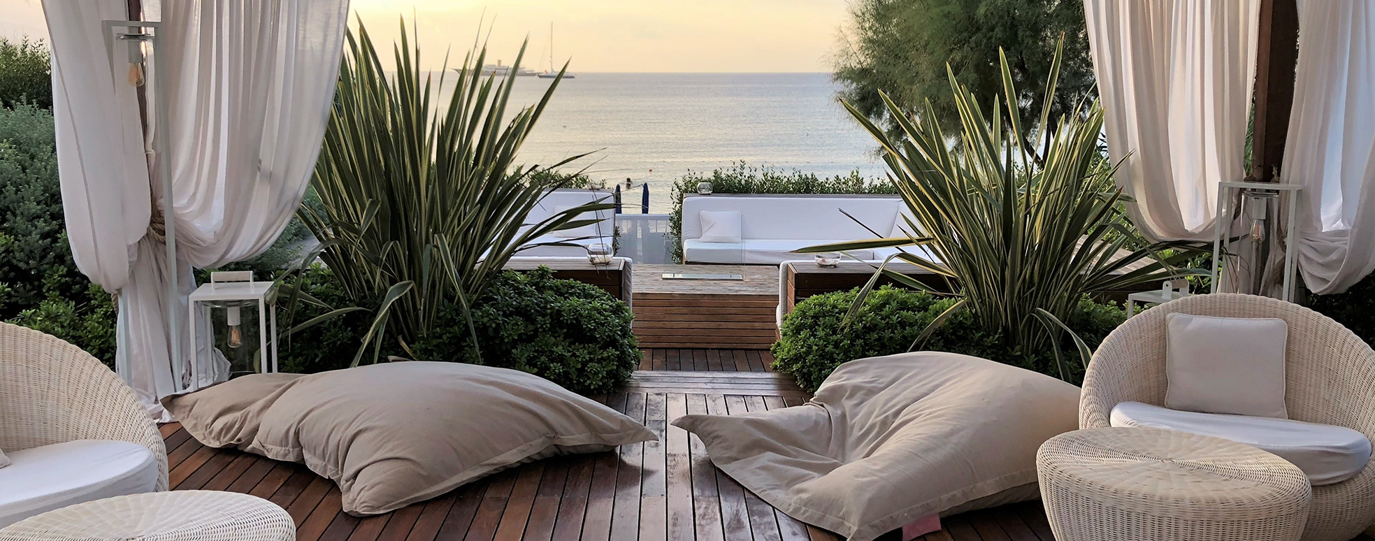 Outdoorlounge mit Sitzkissen am Meer