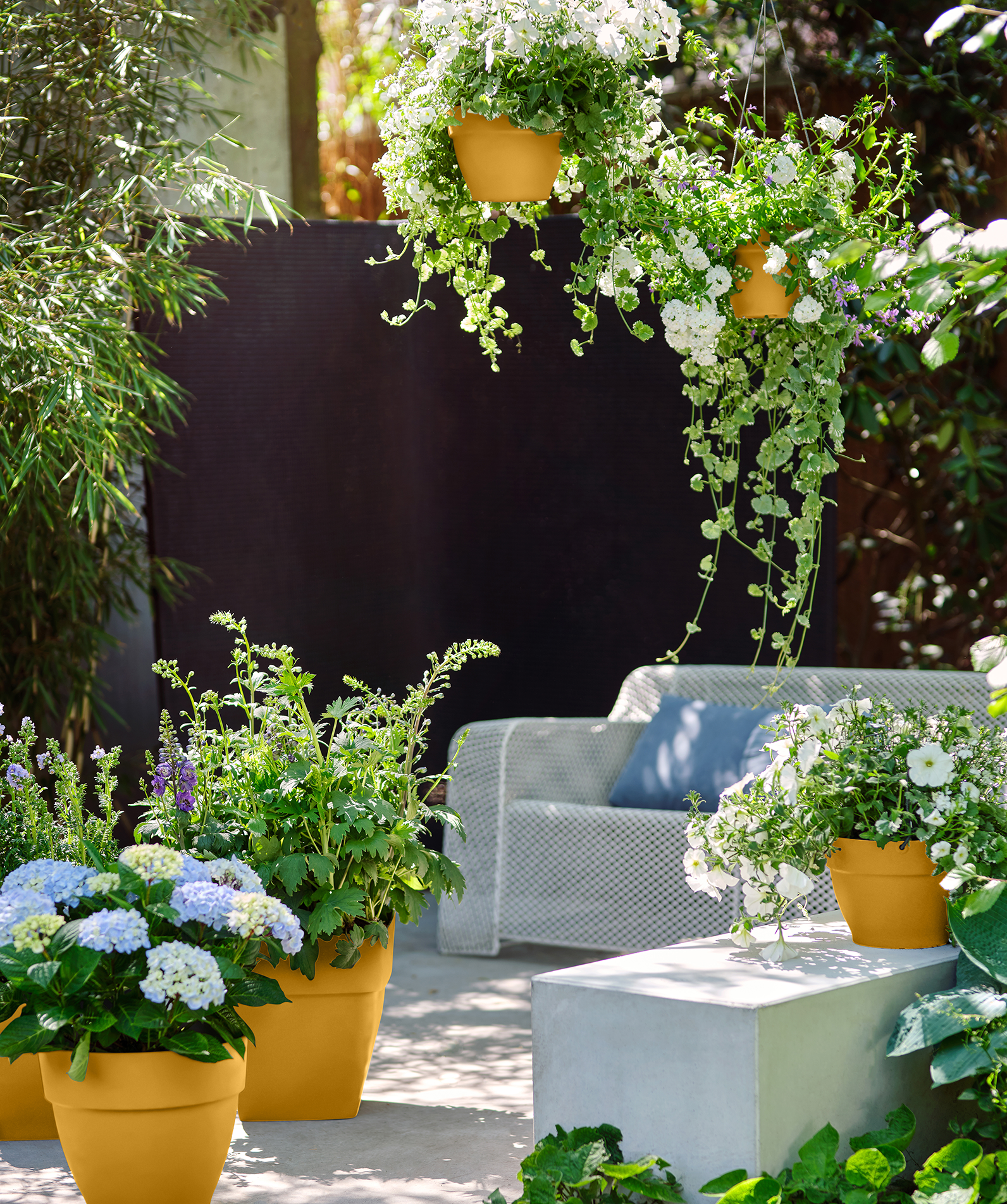 Vibia Campana Round Töpfe in einem Garten