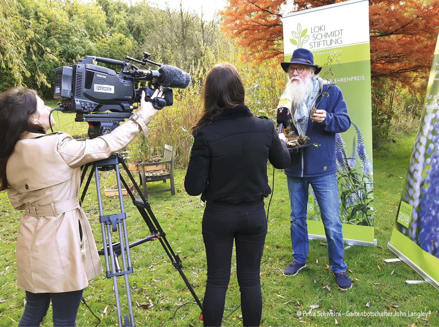 Langley wird von Kamerateam interviewt