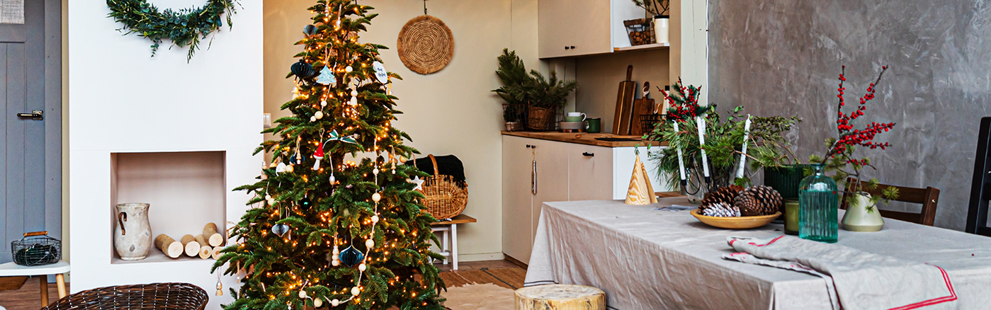 Weihnachtlich eingerichteter Raum mit Weihnachtsbaum