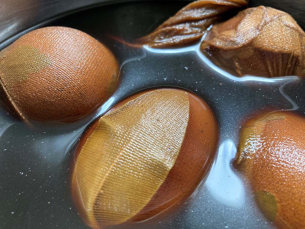 Ostereier mit Essig und Naturmaterialien färben - Eier mit Netzstrümpfen kochen lassen