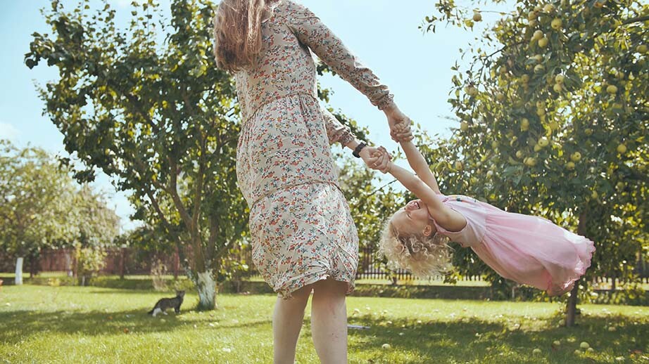 Spaß mit Mama und Tochter im Obstgarten