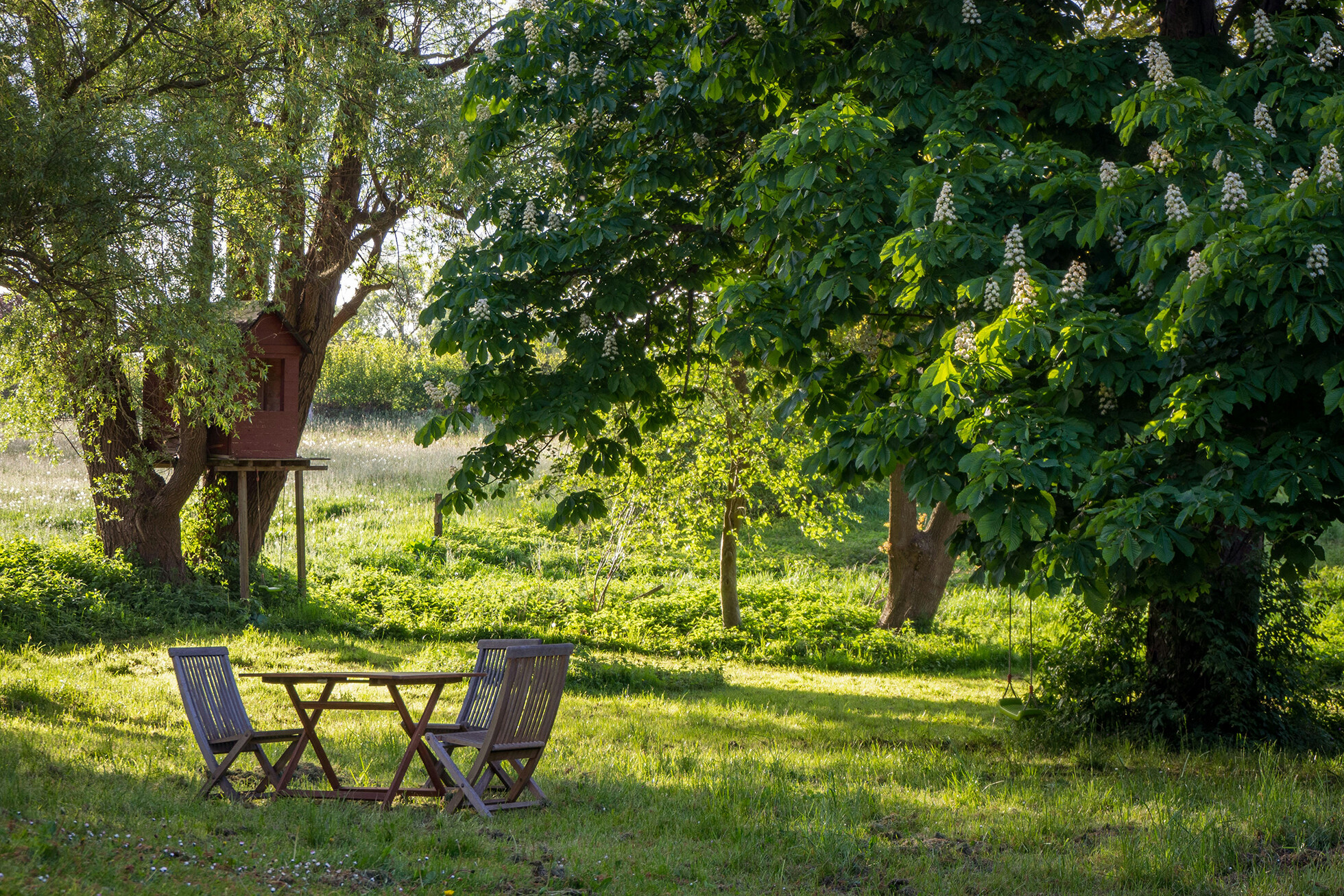 Ruhiger Garten mit Gartentisch und Stühlen